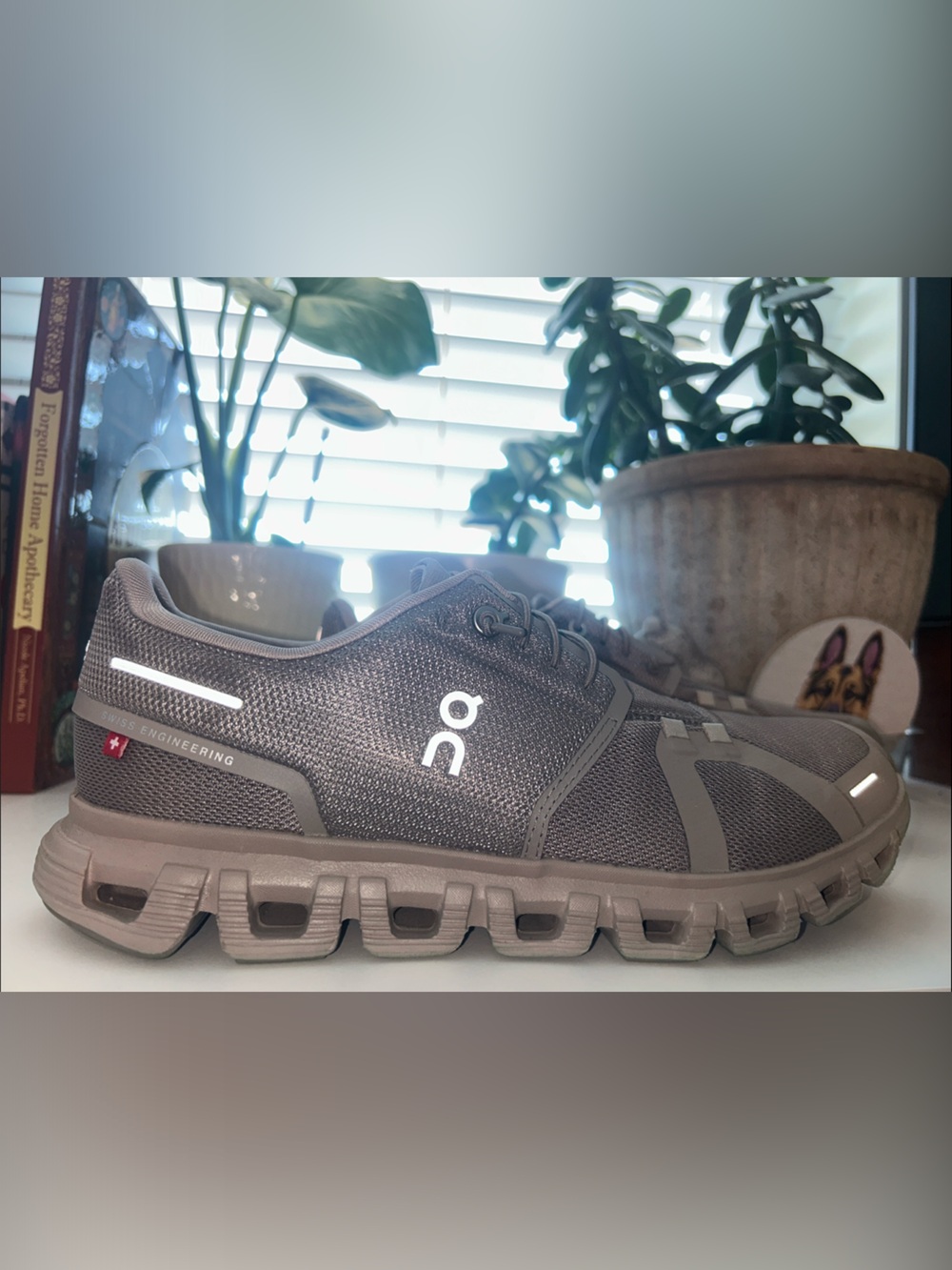 LIKE NEW. Excellent condition - On Running Cloud size 9 - Taupe Gray